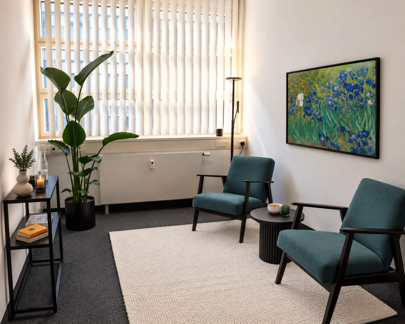 Praxiszimmer von Sandra Stabenow mit zwei Petrol-Sesseln, hellem Teppich und Tageslicht