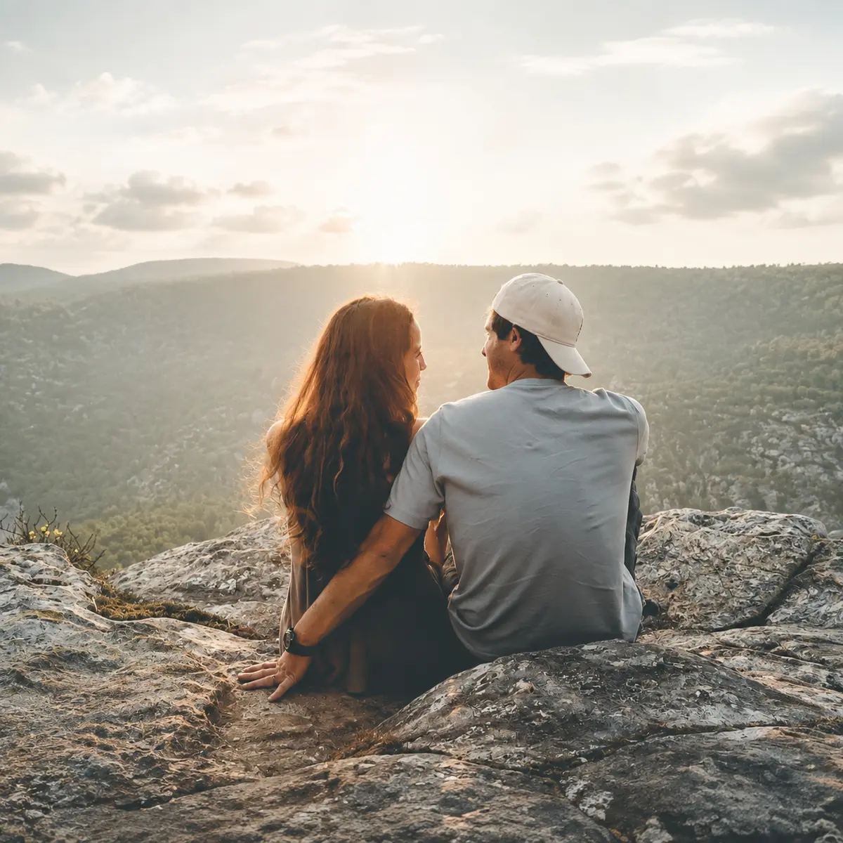 Paar sitzt gemeinsam mit Blick in die Landschaft