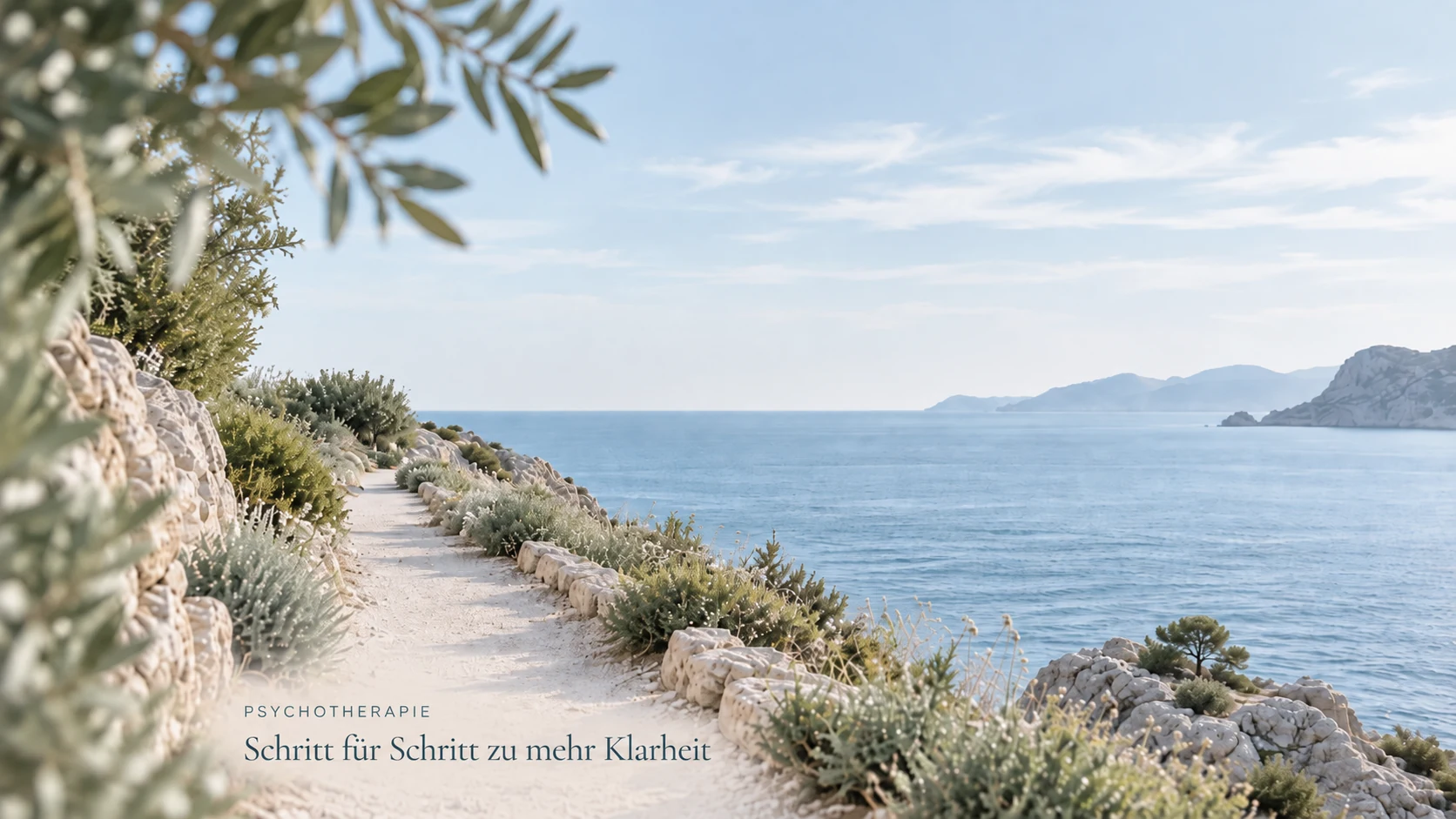 Heller Küstenweg mit Blick aufs Meer als Symbol für neue Perspektiven und Klarheit